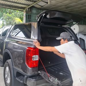 Lắp nắp thùng cao ford ranger plastic Thái Lan tại nhà máy