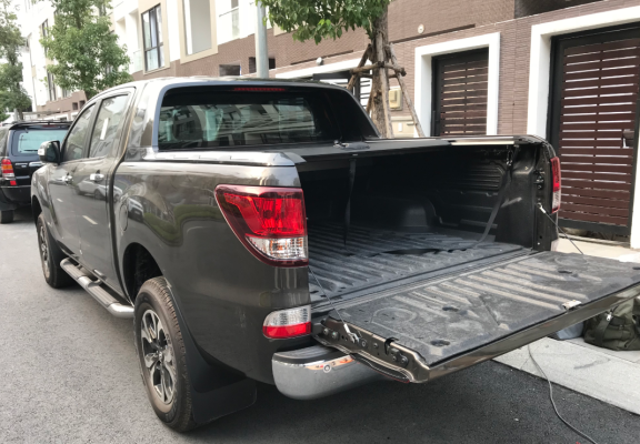 Nắp thùng cuộn cơ Mazda BT50 lắp tại gara