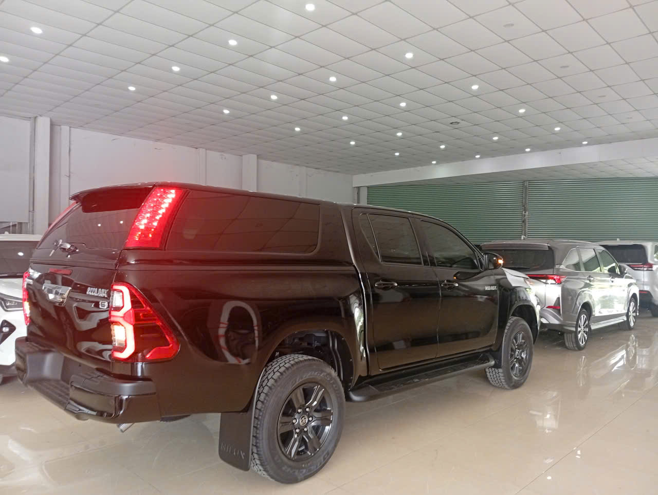 nap-thung-cao-co-den-toyota-hilux-2025-2026