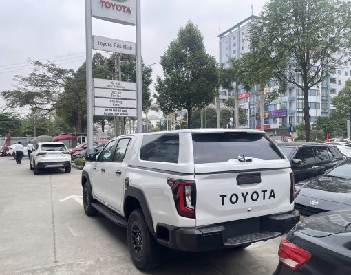 Nắp thùng Toyota Hilux chính hãng lắp tại showroom