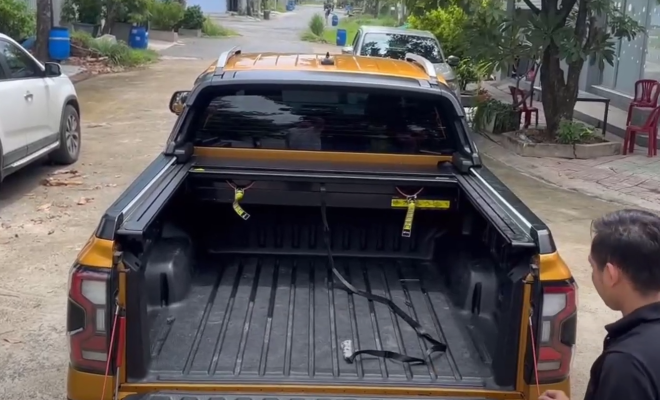 Lắp đặt nắp thùng cuộn Ford Ranger
