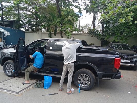Công ty Plastic Thái Lan lắp đặt nắp thùng xe bán tải cho khách hàng